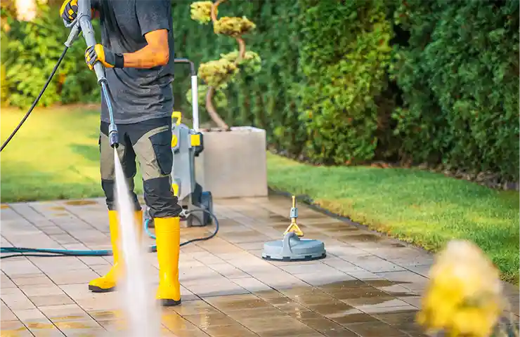 Lux Cleaning Solutions – Terrassenreinigung in Berlin für saubere Außenflächen